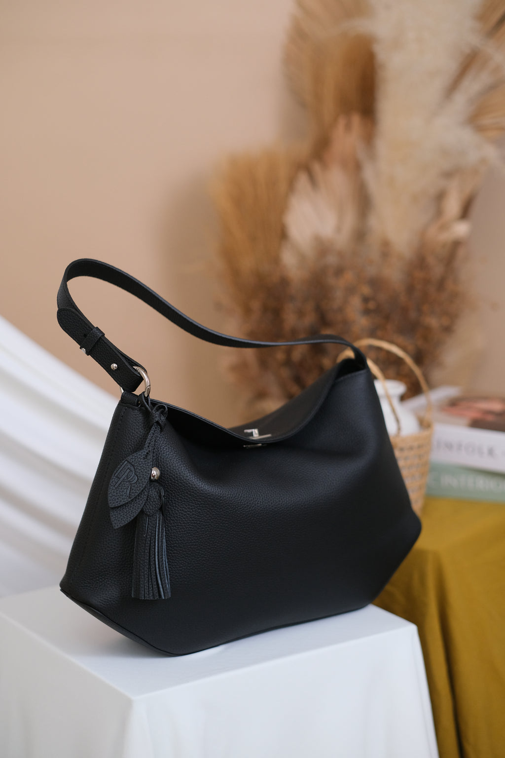 Genoveva in Midnight Onyx