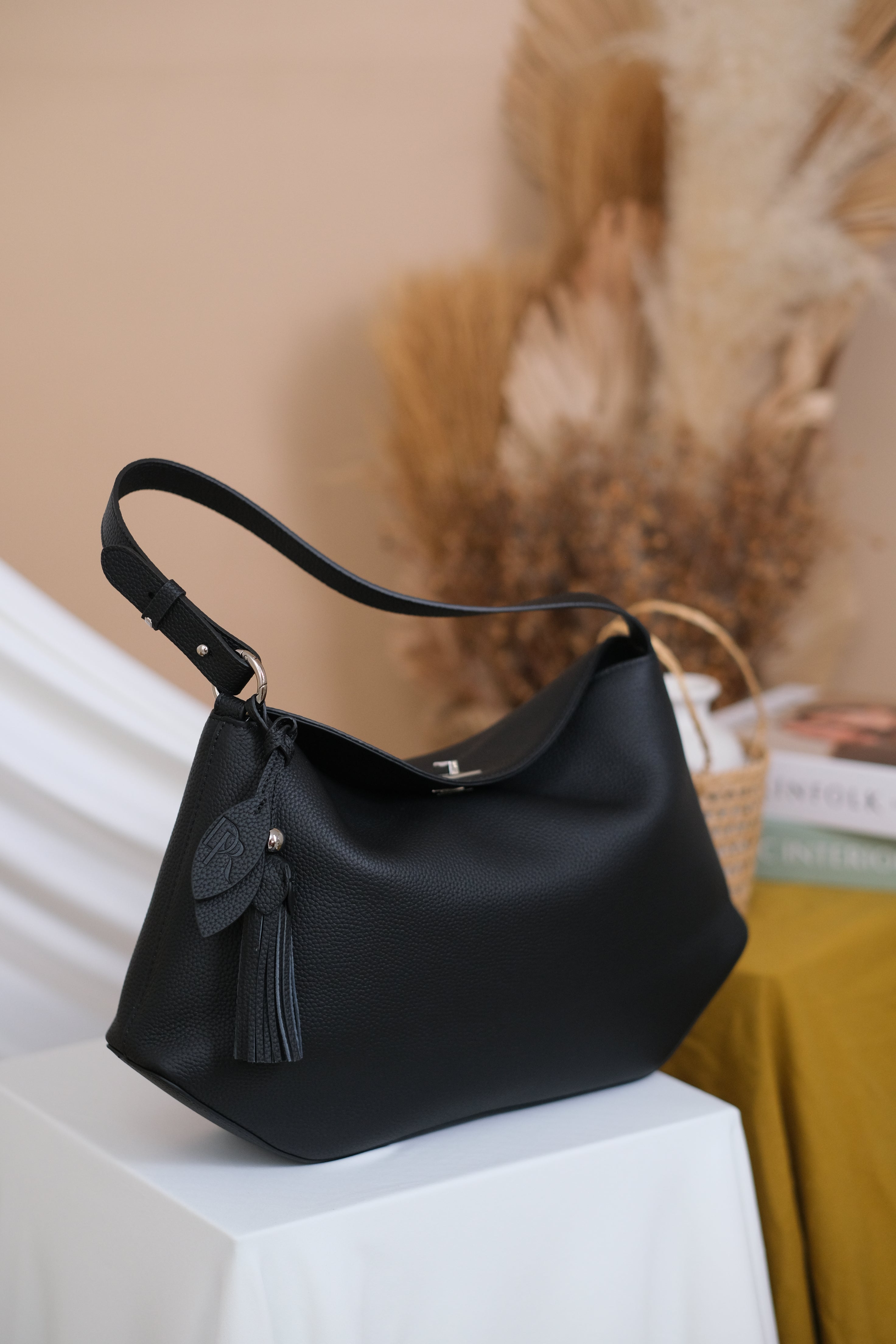 Genoveva in Midnight Onyx