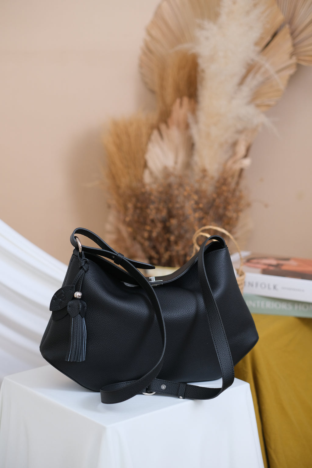 Genoveva in Midnight Onyx