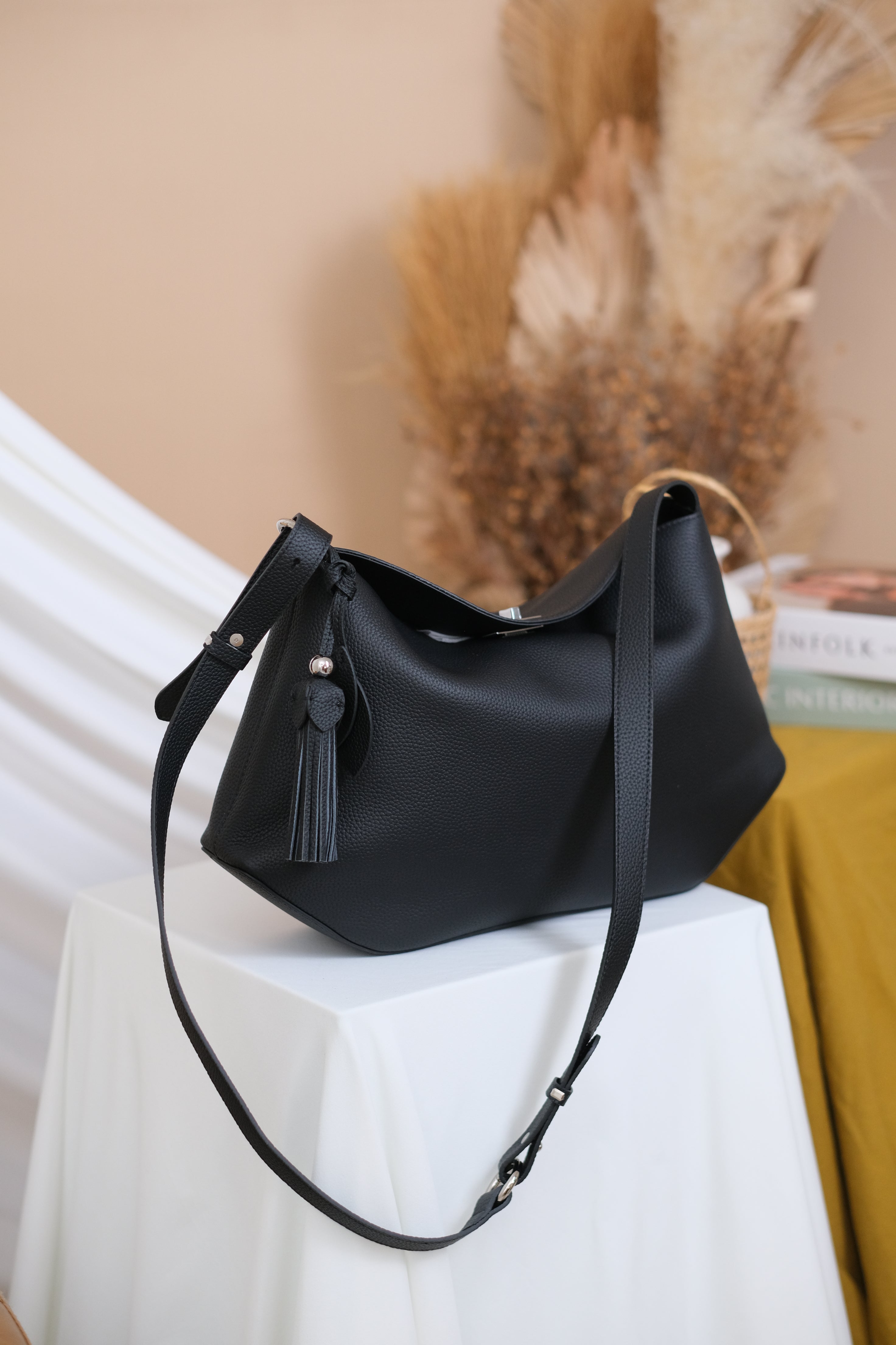 Genoveva in Midnight Onyx