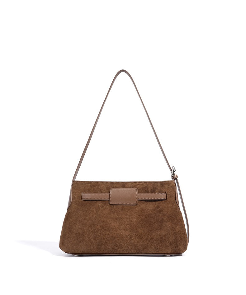 Elaine in Biscotti Latte